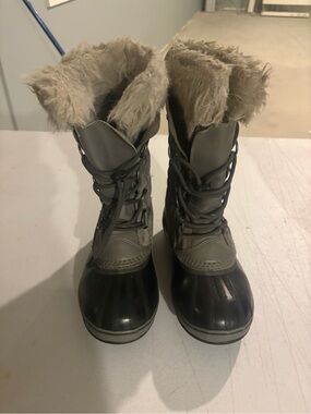 Sorel Kids Waterproof Lace-Up Rain & Snow Boots in Gray and Black with Faux Fur